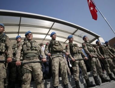 Προσλήψεις από τον… τουρκικό Στρατό: Παίρνει 40.000 άτομα για να καλύψει τα κενά από τις εκκαθαρίσεις